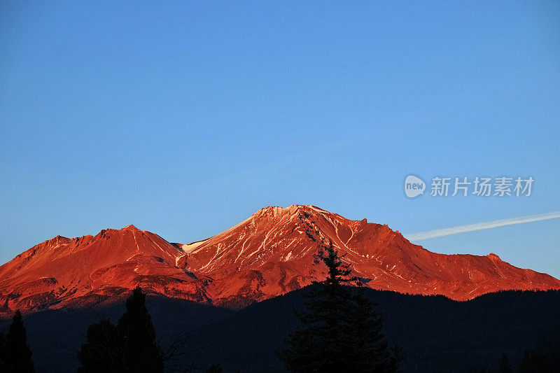 最后的阳光照耀着沙斯塔山