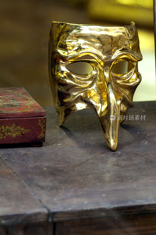 金色的威尼斯面具