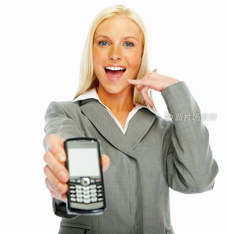 打电话给我:快乐的年轻女商人展示手机