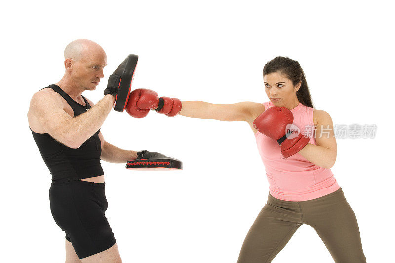 男人和女人节约拳击手套健身锻炼健康