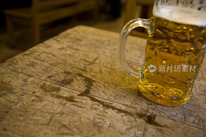 酒吧桌子上的一大杯啤酒