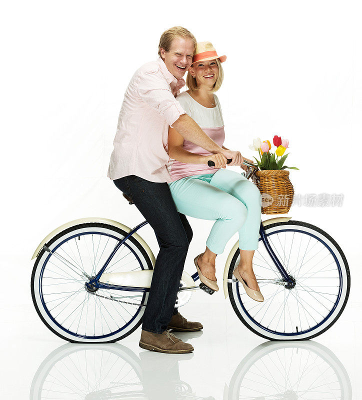 夫妇在自行车