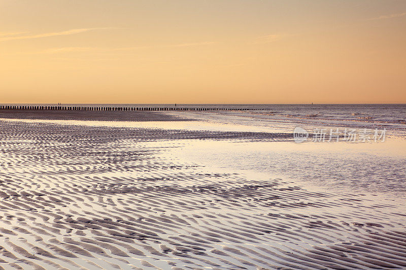 荷兰，西兰，日落时退潮的海滩