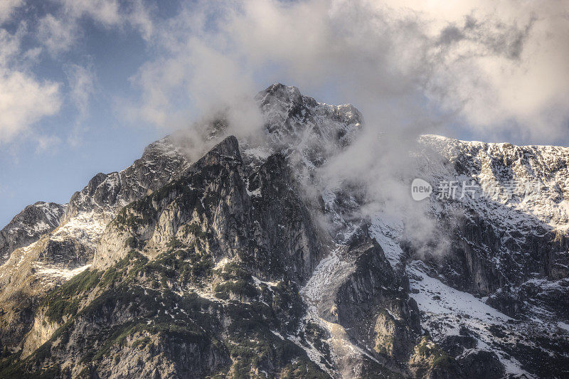 锯齿状的高山顶峰