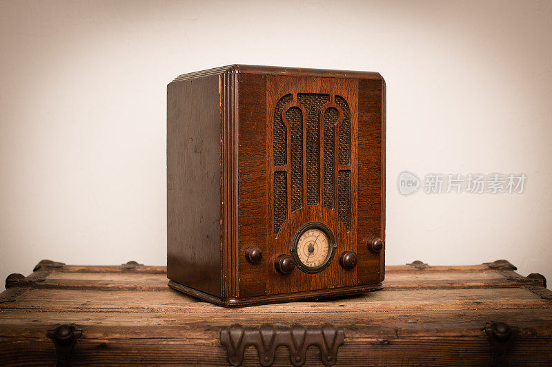 古董木墓碑收音机在木箱