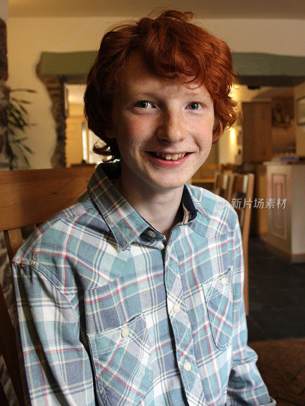 红头发的少年形象，微笑着，看起来很开心