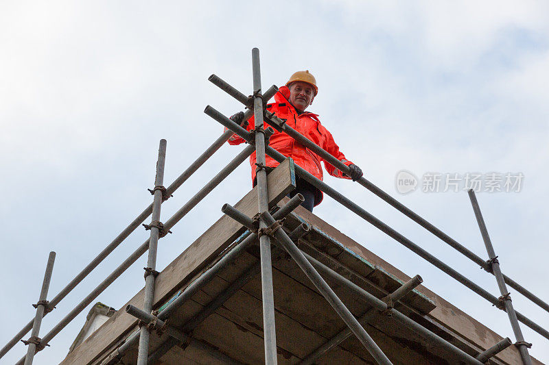 在家庭住宅建筑工地工作的男性工业建筑工人