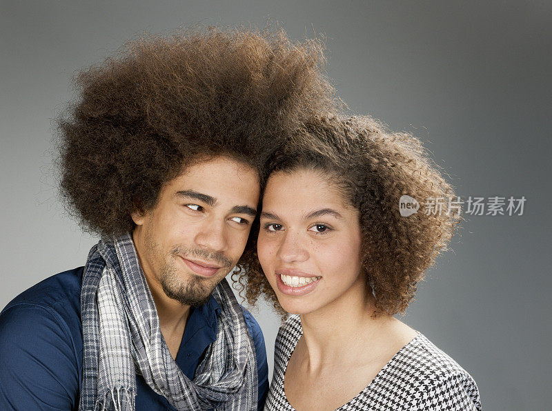 一对留着大头发的幸福年轻夫妇