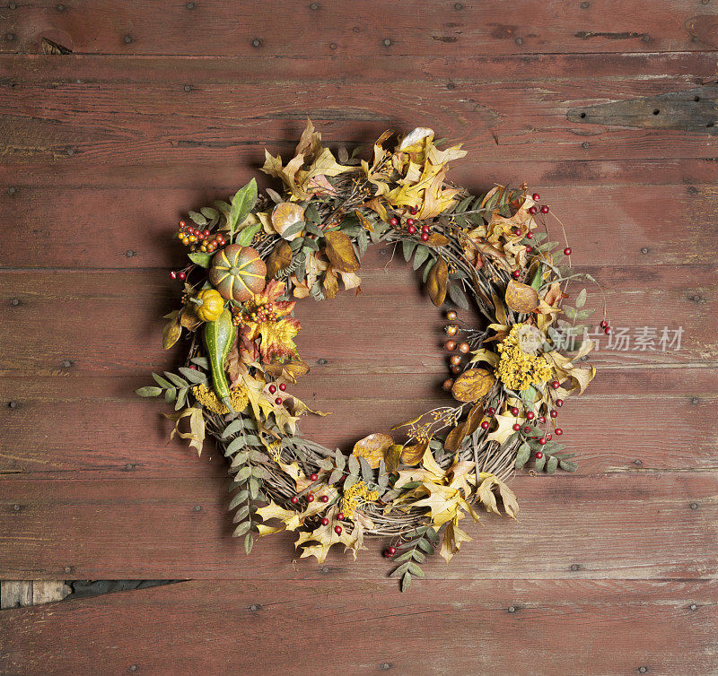 秋叶的花环挂在木门上