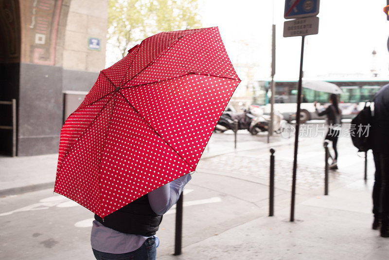 漫步在巴黎的雨中