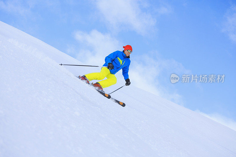 成熟的男人在阳光明媚的滑雪场滑雪