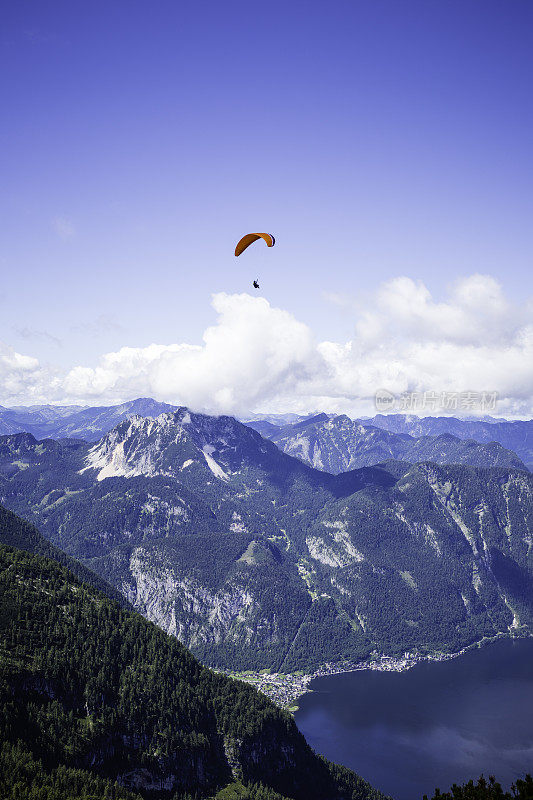 用滑翔伞飞越阿尔卑斯山