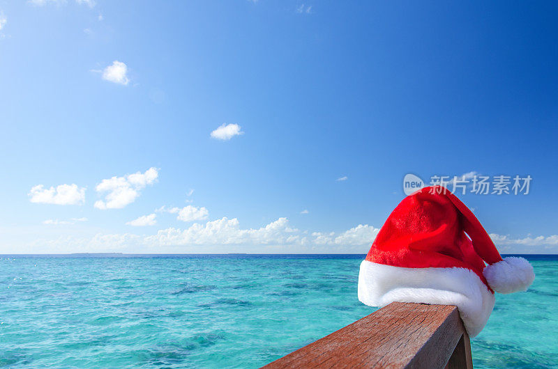 海景阳台上的圣诞老人帽