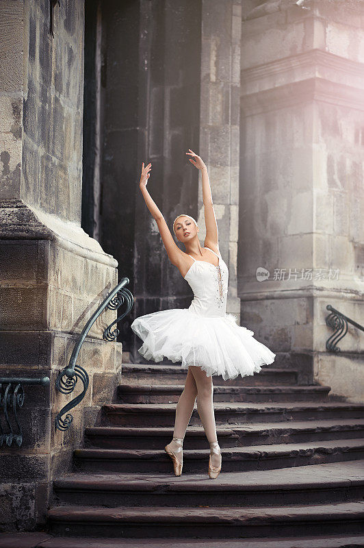 楼梯上的美丽芭蕾舞女演员