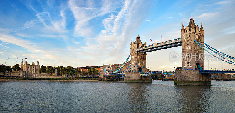 伦敦塔和塔桥全景图