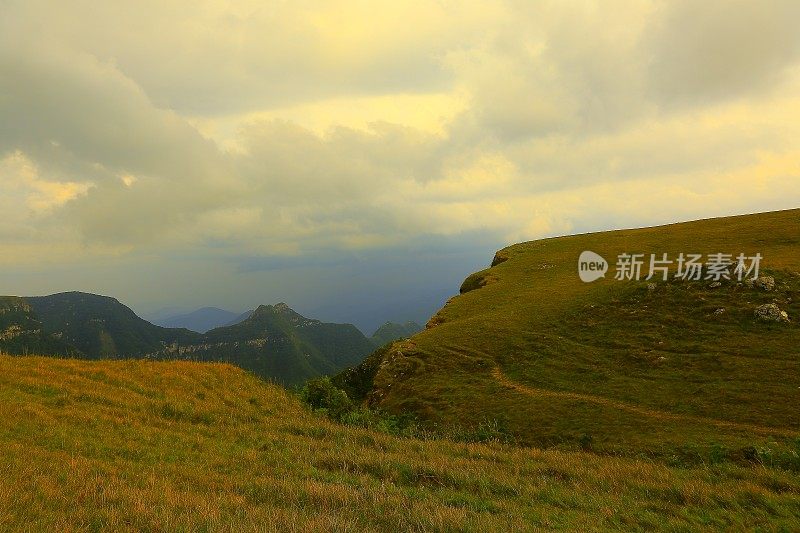 峡谷草甸，日落风暴云，巴西南大草原