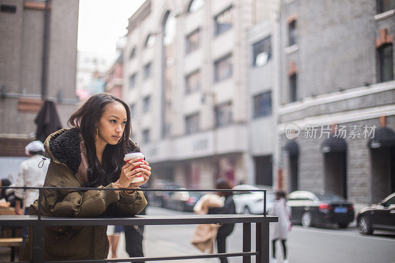 女人在喝咖啡休息放松