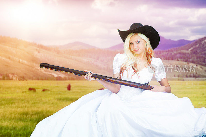 西部牛仔手持猎枪的新娘在蒙茨纳牧场