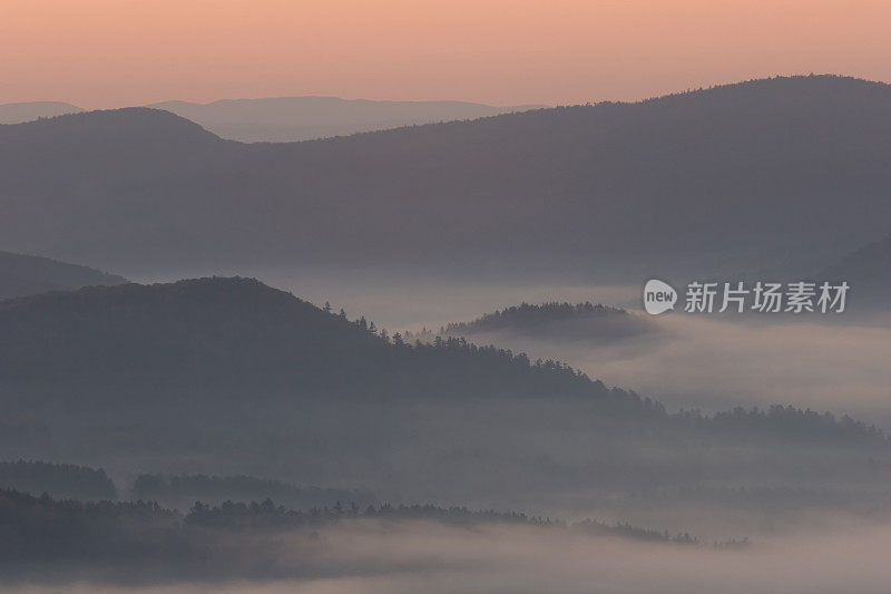 迷雾山在日出