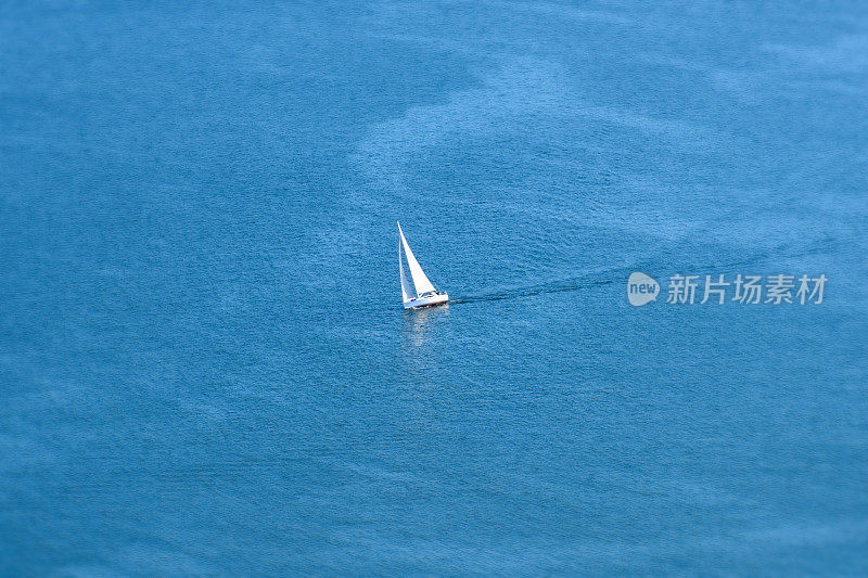 帆船在日内瓦湖上航行