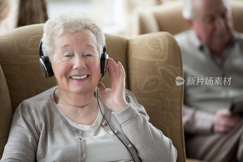戴耳机的老年妇女