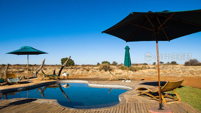 沙漠里的小旅馆泳池