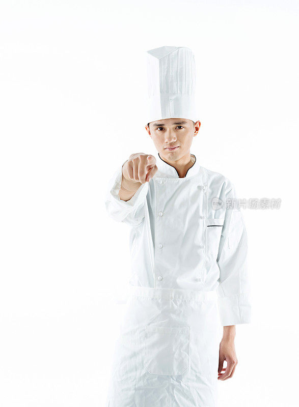 年轻的厨师在指手画脚
