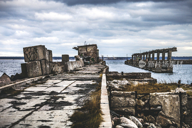 被遗弃的潜艇基地。