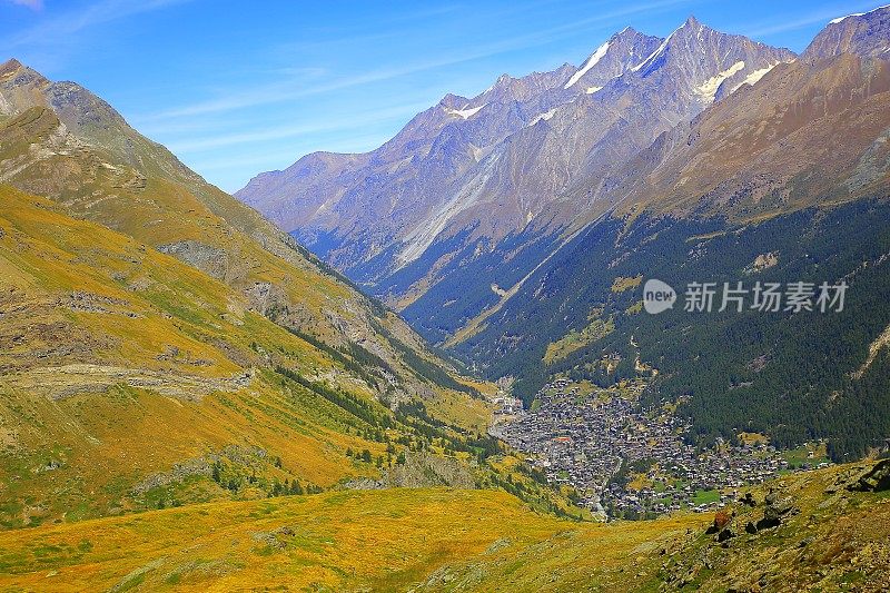 上图为泽马特阿尔卑斯村瑞士小木屋全景，瑞士阿尔卑斯山