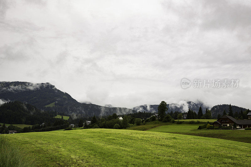 云中阿尔卑斯山山脉的全景