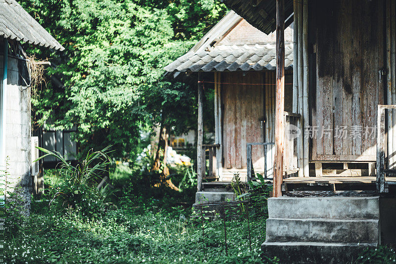 泰国典型的带有棚屋的小度假村