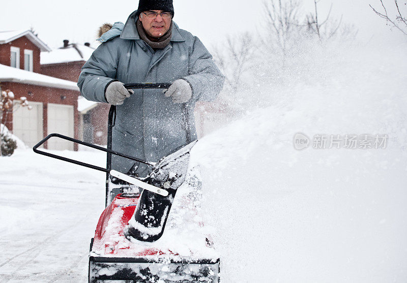 男人用吹雪机