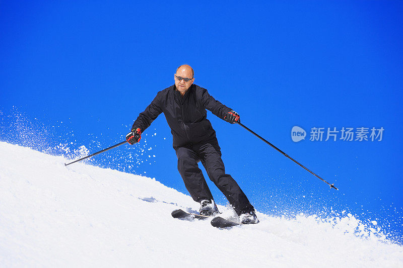 穿着复古滑雪服的男人在阳光明媚的滑雪场滑雪