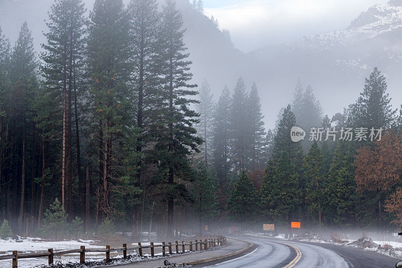 在一个大雾天，高速公路经过约塞米蒂国家公园