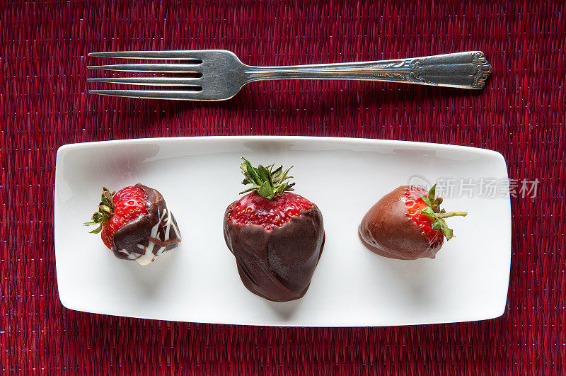 三颗草莓蘸巧克力