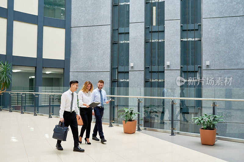 商业伙伴走进办公室大堂