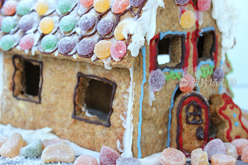 姜饼屋屋顶上糖衣上的糖果