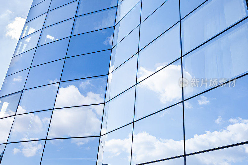 云朵反射在现代的玻璃立面上
