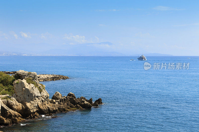 法国蓝色海岸昂蒂布的岩石海岸