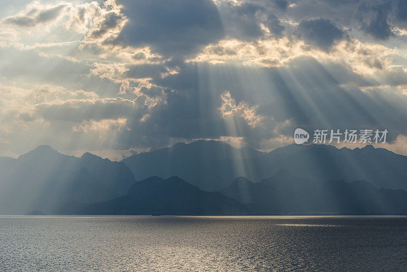 阳光照耀海面