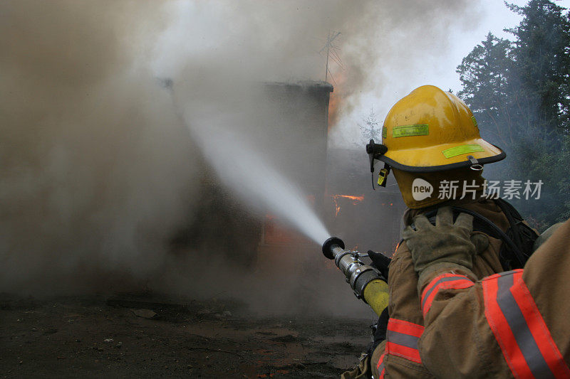 消防队员冲下房屋火灾