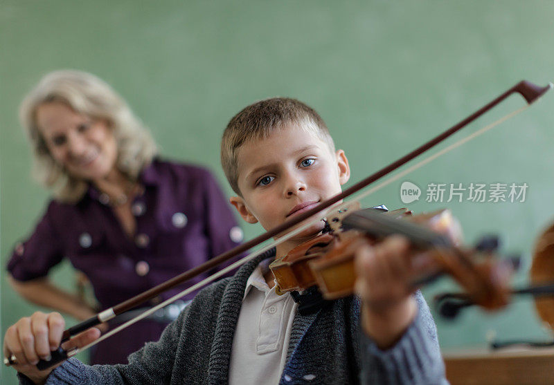 学习拉小提琴的小孩