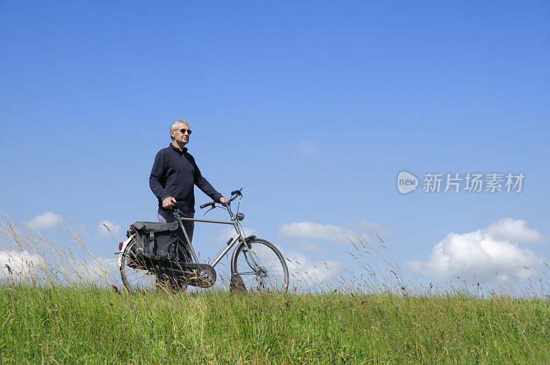 骑自行车的人