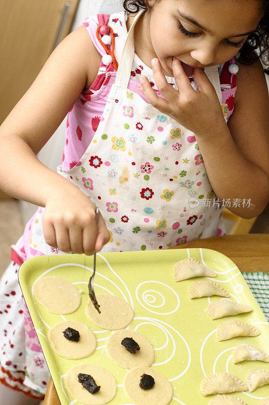 小女孩做饼干