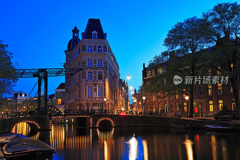 荷兰阿姆斯特丹夜间典型的荷兰拱桥
