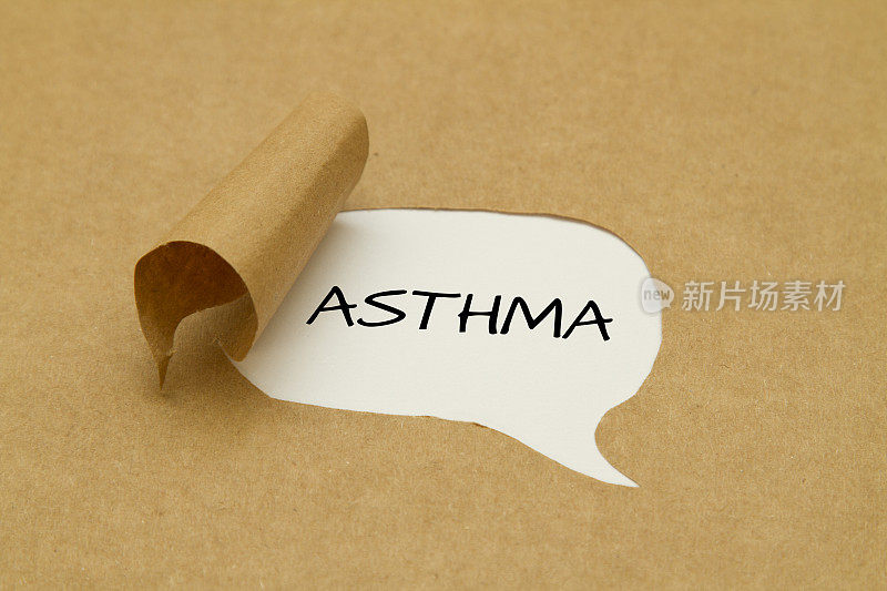 在撕破的纸下写着哮喘的字。