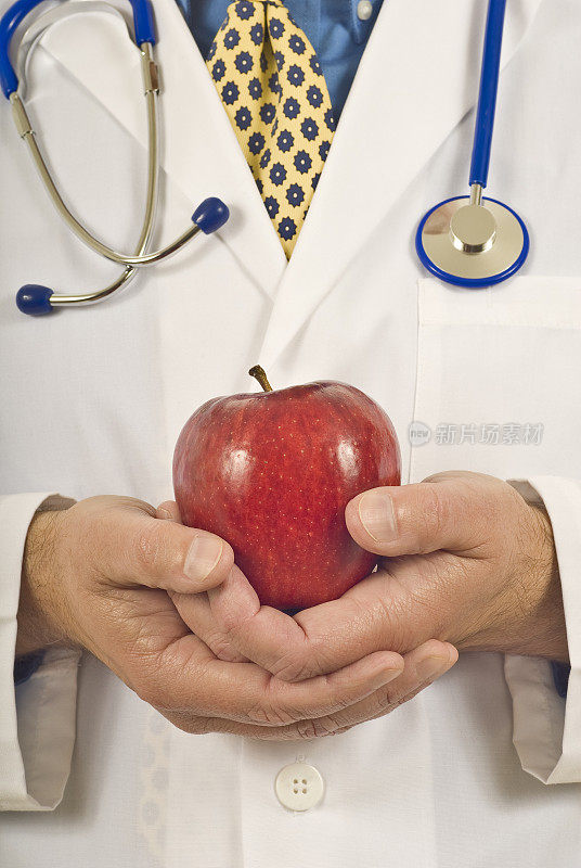 医生拿着苹果