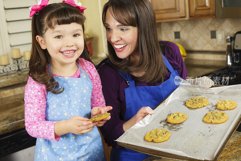 妈妈和女儿吃饼干