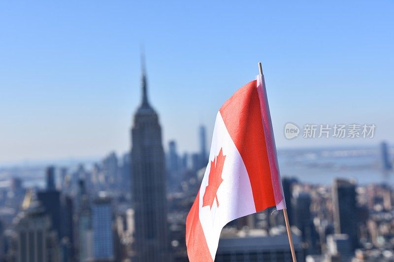 以帝国大厦为背景的加拿大国旗