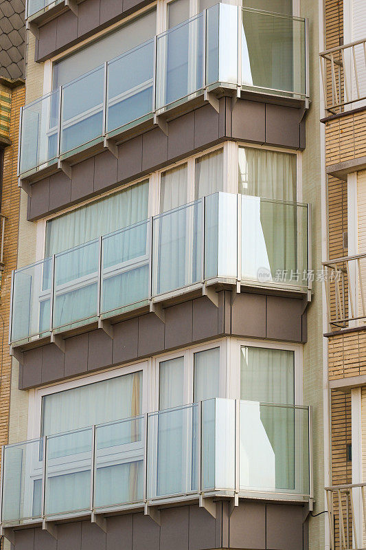 高层建筑的玻璃栏杆阳台